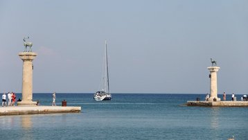 mandraki-harbour-3759260_1280
