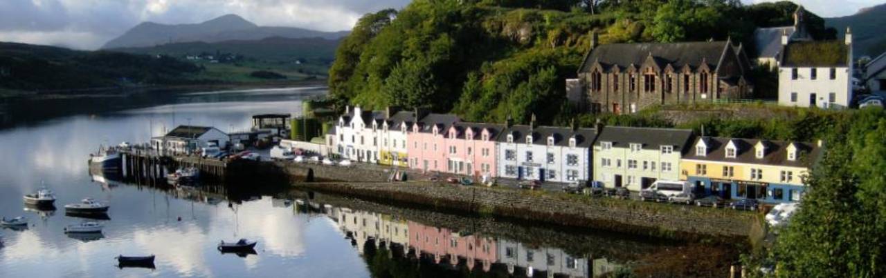 Der Ort Portree auf der Isle of Skye