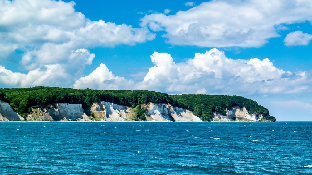 Blick auf die Kreidefelsen und Buchenwälder des Nationalparks Jasmund