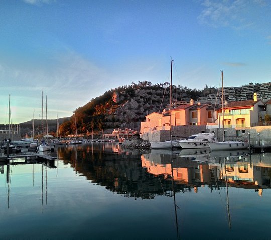 marine-village-1227123_1920