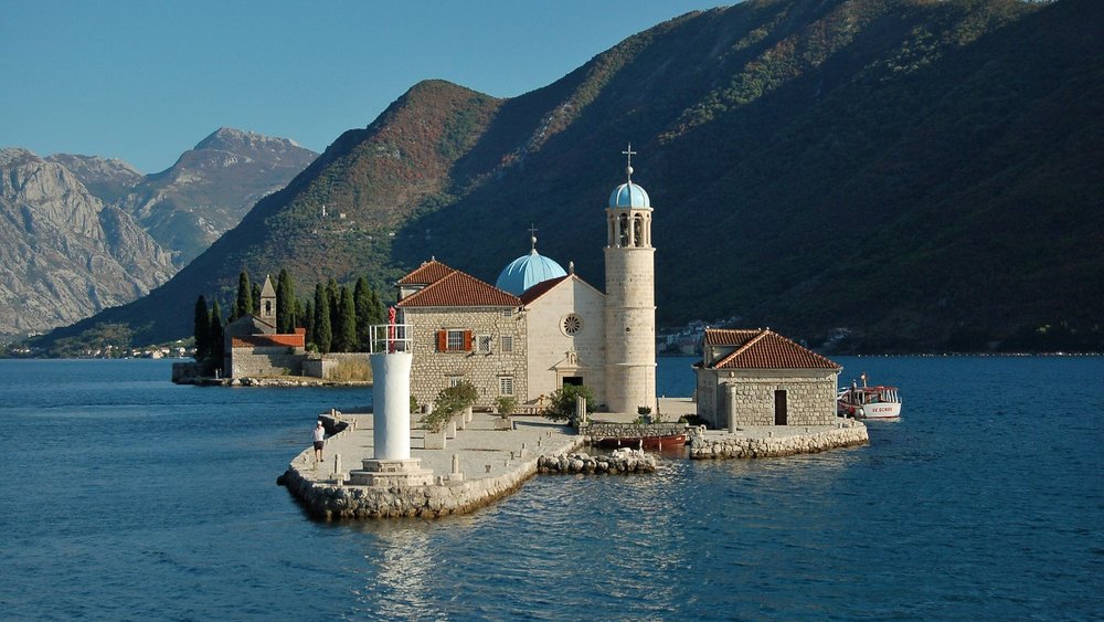 Die Inselchen Sv. Dorde (re.) und Gospa od Škrpjela